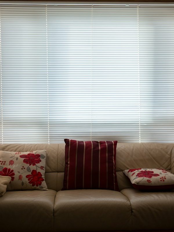 Wohnzimmer mit Jalousien und Sofa