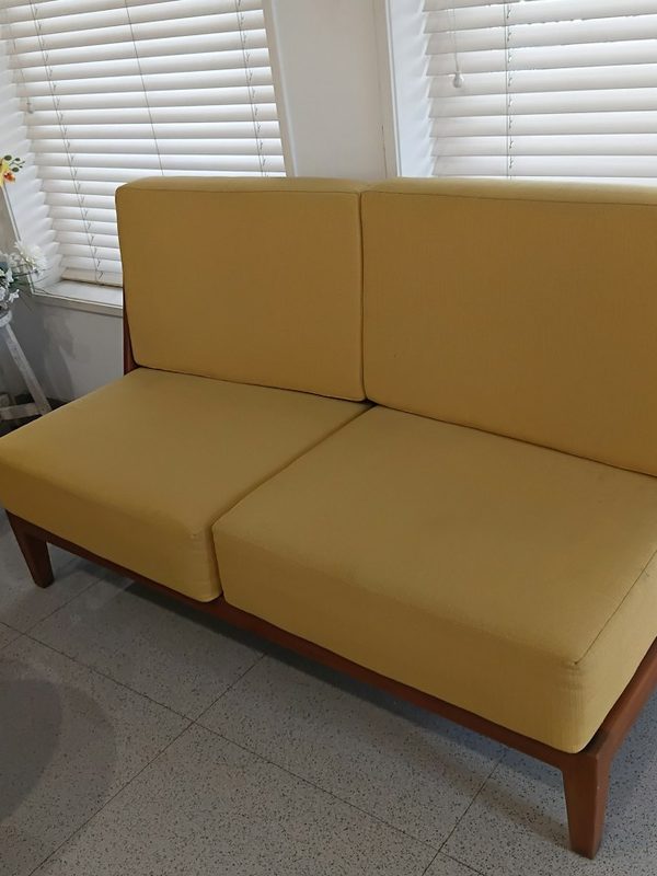 Sofa im Licht der Jalousie