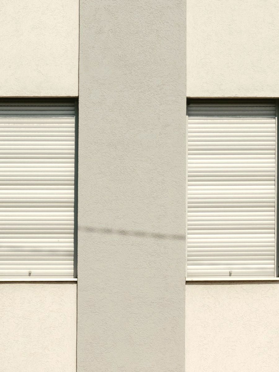 Cremeweiße Fassade mit zwei Rollläden