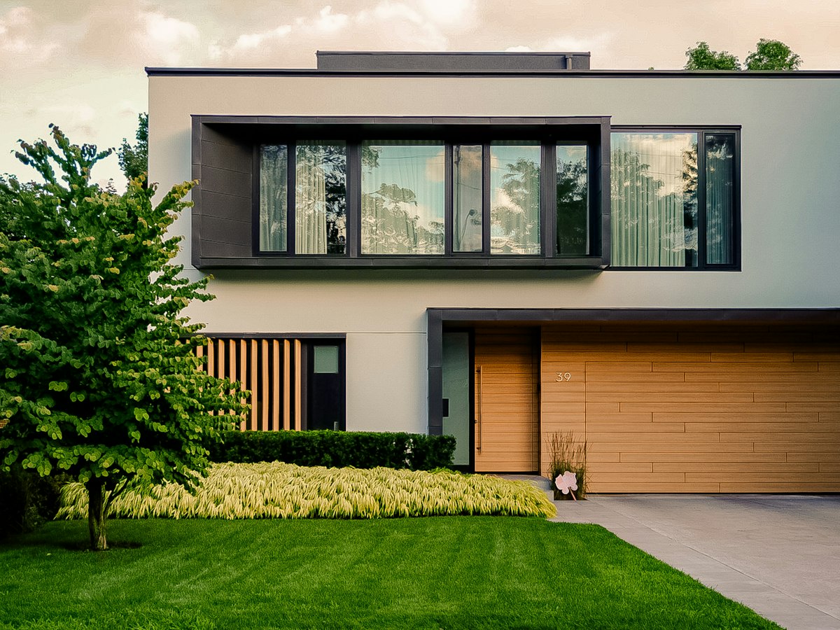 Modernes Einfamilienhaus mit großen Fenstern