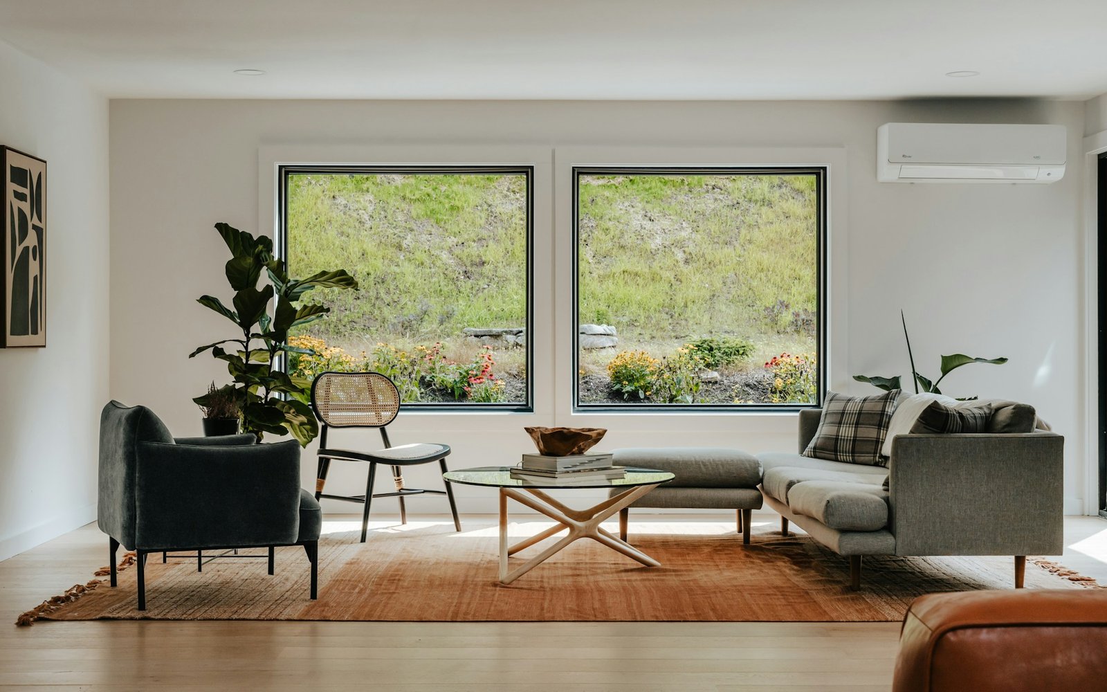 Helles Wohnzimmer mit zwei großen Fenstern zum Garten